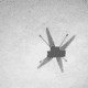 La sombra del helicóptero Ingenuity en una imagen tomada en su decimocuarto vuelo